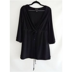 🌺White House and Black Market Deep Cut Front Top